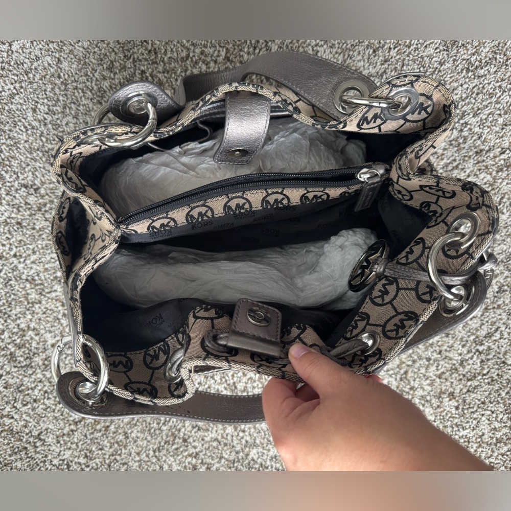 Michael Kors monogrammed shoulder hobo bag - Picture 5 of 12
